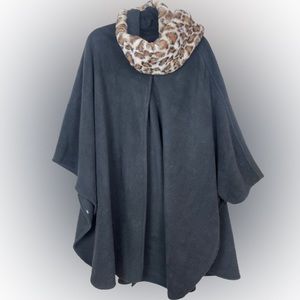 Liz Claiborne OSFM blackmailed sweater with leopard print collar